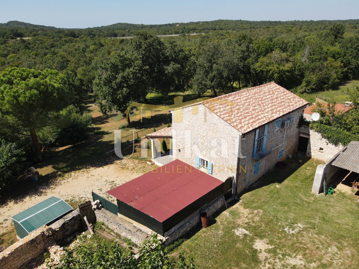 Tenuta con casa in pietra ristrutturata, giardino e piscina
